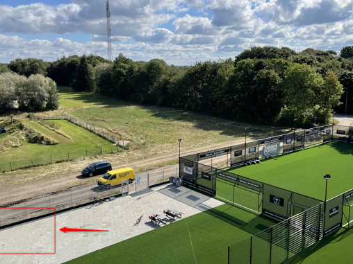 Overdækket område til Give Kunstgræs