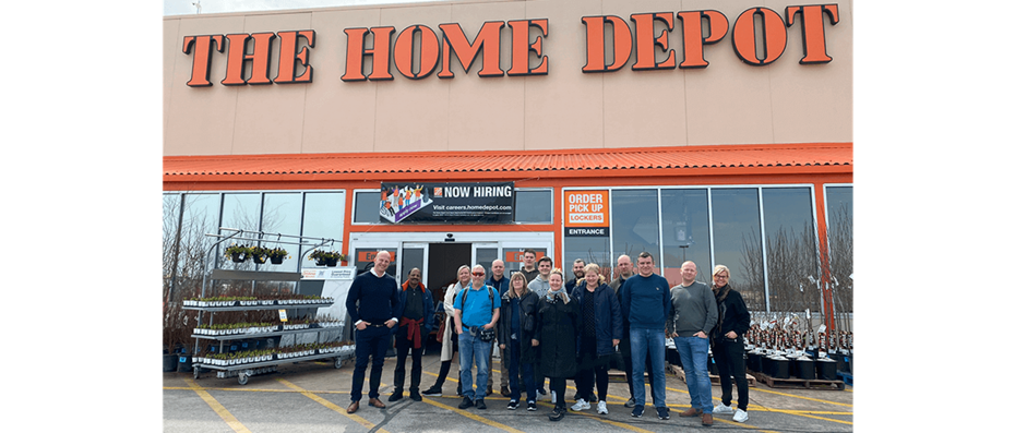 Gruppebillede af deltagerne fra jem & fix foran The Home Depot