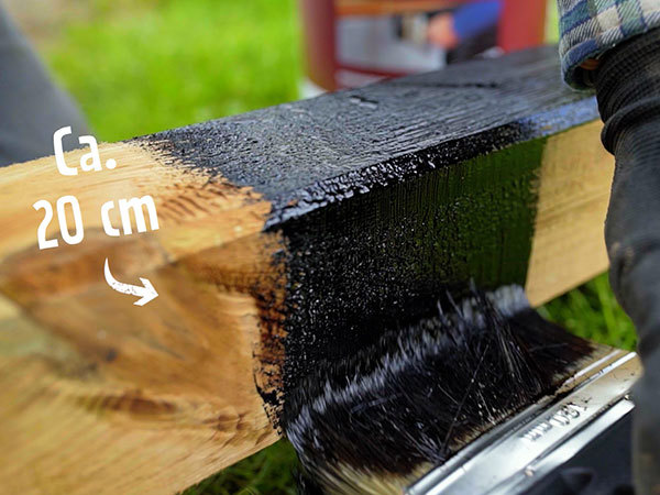 De øverste 20 cm af stolpen, der er under jorden, males med asfalt