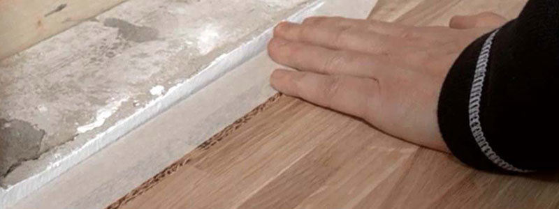 Malertape påføres bordpladen langs væggen