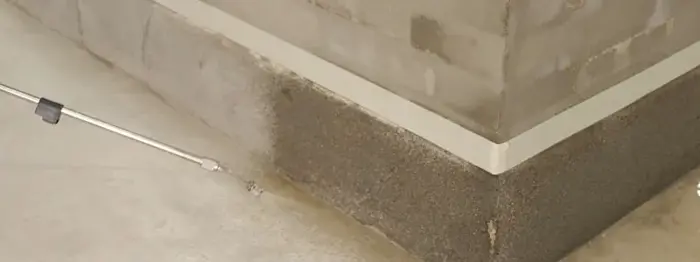 Soklen vandes inden der skal smøres puds på