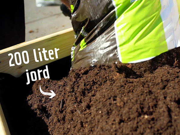 Fyld jord i bedet