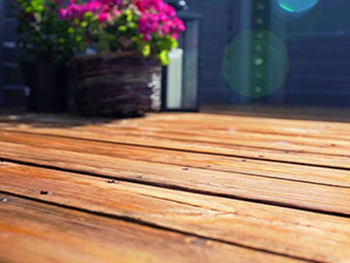 Rensning af træterrasse