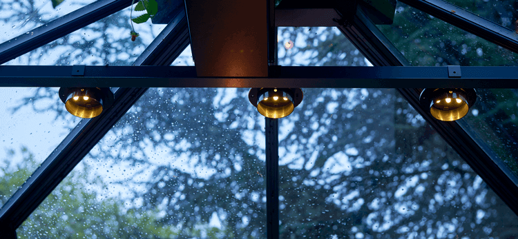 Solcellelamper inden i et drivhus