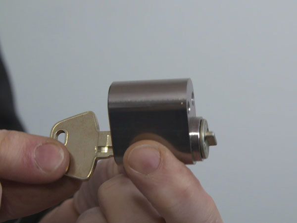 En cylinderlås med nøgle
