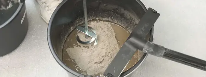 Tyndpuds blandes med vand i en spand