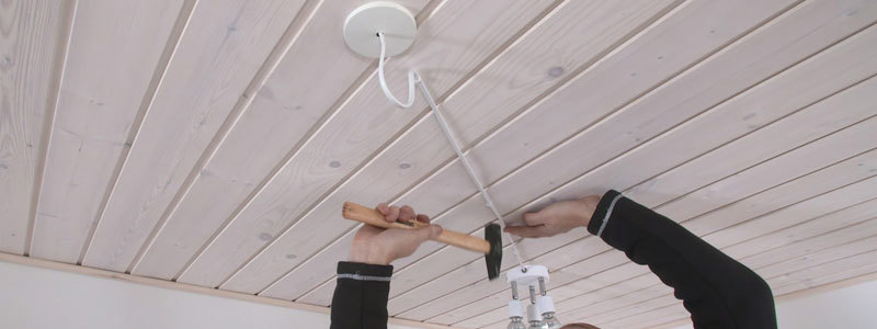 Ledning fastgøres i loftet med kabelclips