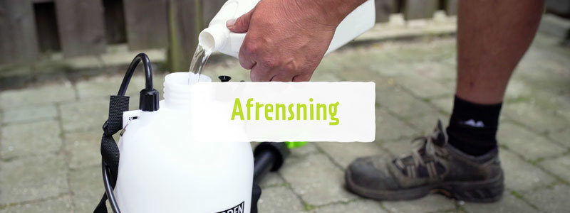 Afrensningsmiddel blandes op med vand i en trykpumpe