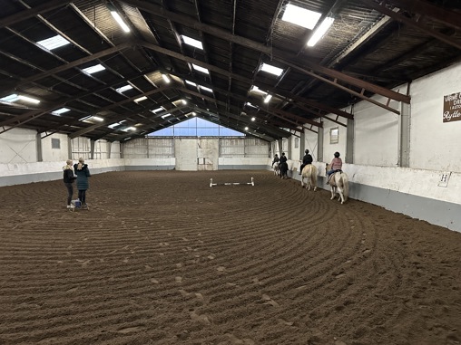 Ny sikkerhedsbarriere til ridehal