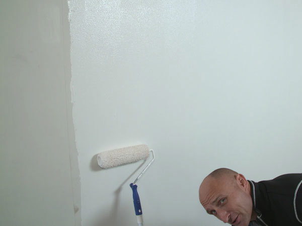 Stor flade på væg er nymalet med malerrulle