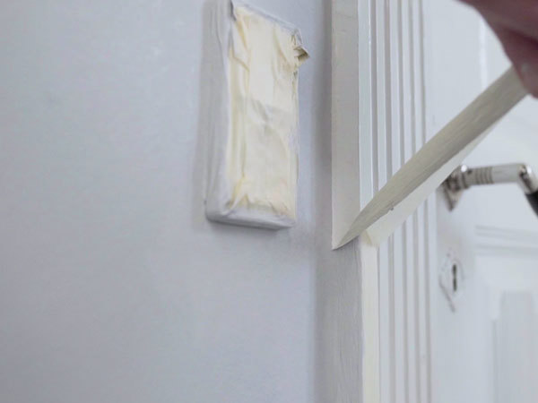 Malertape fjernes mens malingen er våd