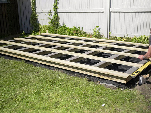 Fundament til en fritliggende træterrasse med oplægning af terrassebrædder