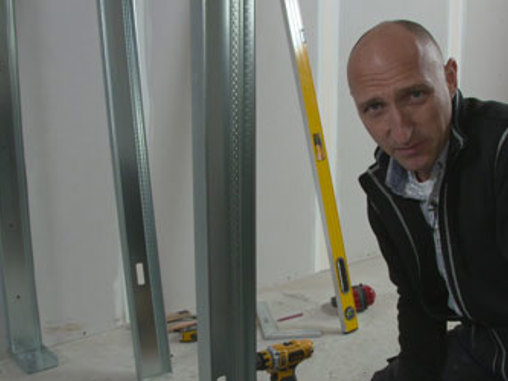 Opsæt stålskelet til skillevæg