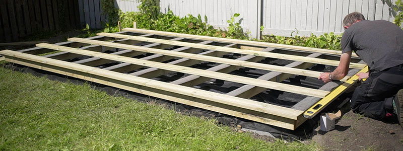 Fundament til en fritliggende træterrasse med oplægning af terrassebrædder
