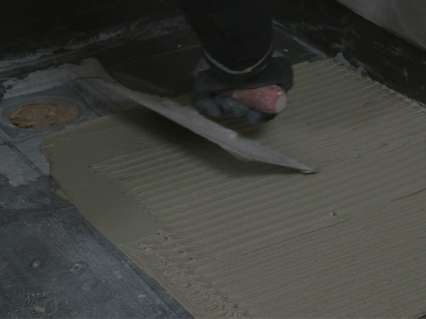Fliseklæber fordeles med tandspartel