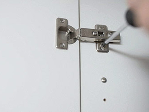 Justering af skabslågen