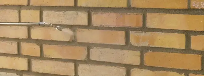 Murstensvæggen vandes inden puds påføres