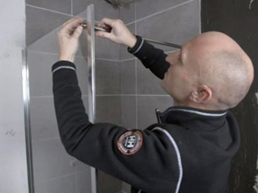 Montering af brusevæg