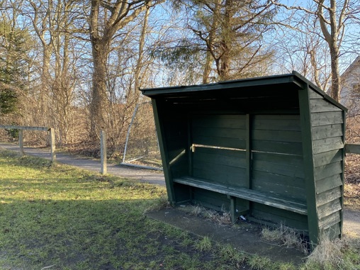 Opfriskning af rækværk og spillerkabiner på kampbane