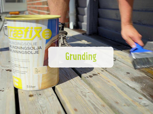 Grunder males på træterrassen, hvor der også står en spand grundingsolie
