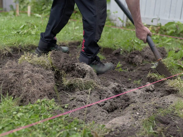 Græsset graves af hvor terrassen skal ligge