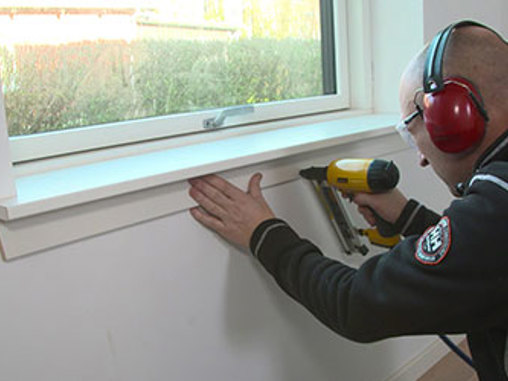 Montering af vinduesplade