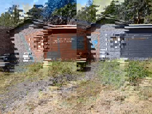 Terrasse med rampe ved indgangsparti