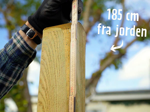 Toppen af en stolpe hvor der står den er 185 cm fra jorden