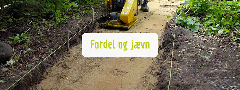 Stamp sandet med en pladevibrator