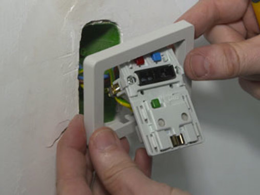 Skift ramme og tangenter på stikkontakten