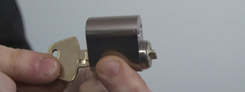 En cylinderlås med nøgle