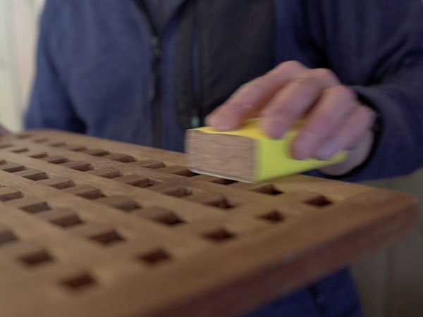 Giv møblet en let slibning inden behandling, hvis nødvendigt