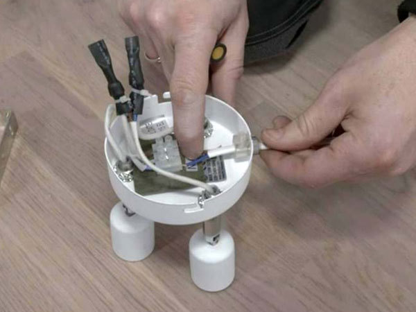 Indmaden af en loftlampe fremvises