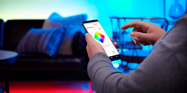 Smart belysning der betjenes via en app på en mobiltelefon