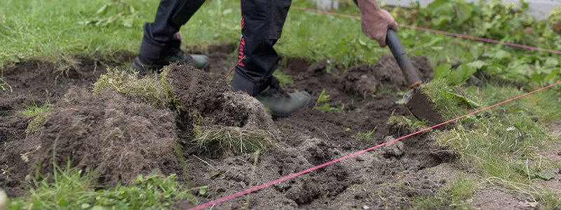 Græsset graves af hvor terrassen skal ligge