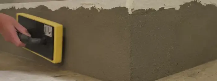 Pudsningen af soklen klares