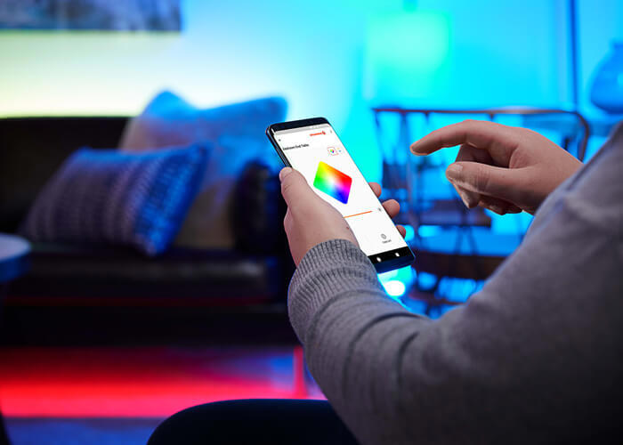 Smart belysning indstilles via app på en mobiltelefon
