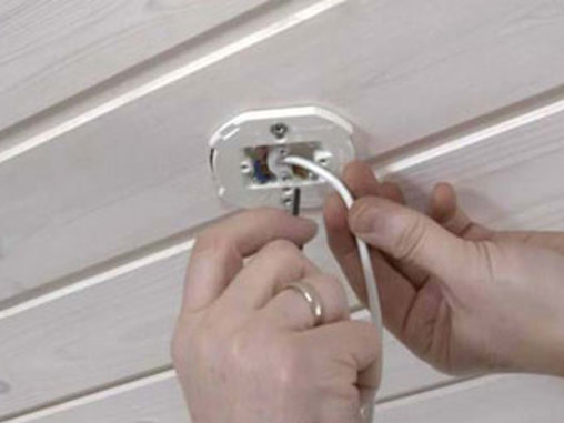 Montering af loftlampe