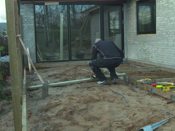 Begyndelsen af et fundament til en træterrasse.