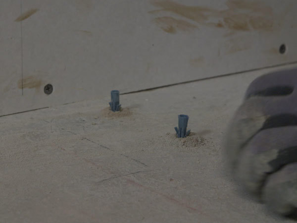 Rawplugs til beton bruges i de borede huller