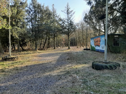Indgang til skovstien/festival
