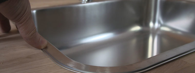 Vasken bliver limet fast i hullet i bordpladen