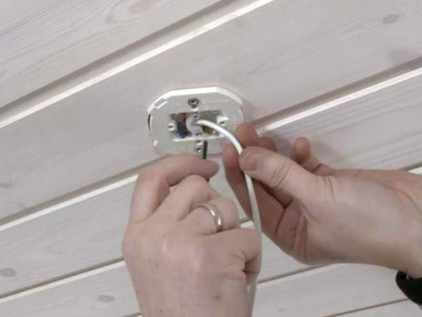 Ledning monteres i lampestedet i et listeloft