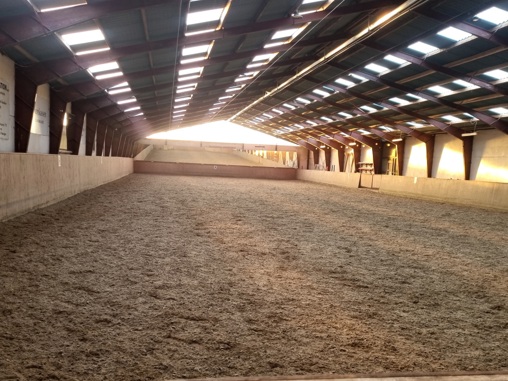 Vedligehold og maling af barrierer i ridehus