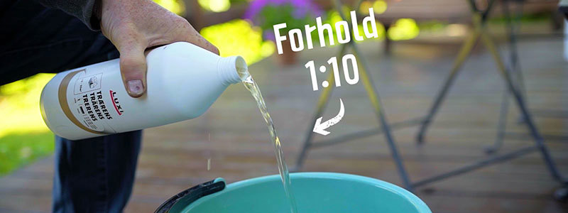 Trærens blandes i forholdet 1:10 med vand i en spand