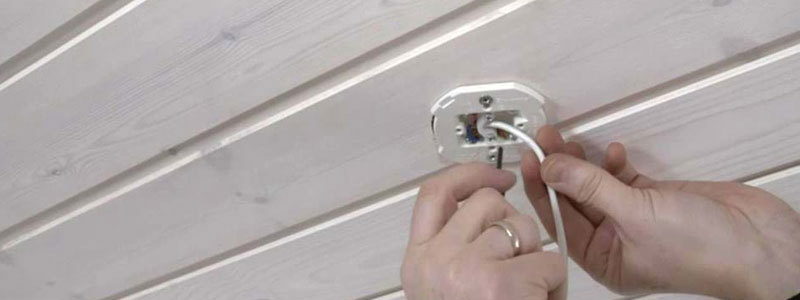 Ledning monteres i lampestedet i et listeloft