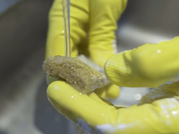 Pensel renses under vandhanen ved vandbaseret maling