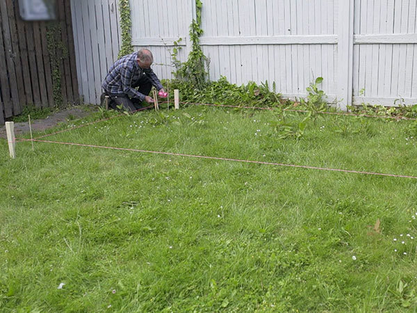 Område for træterrassen markeres med snor og pinde