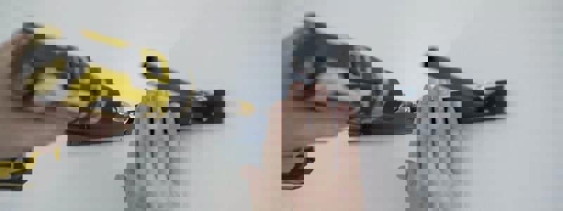 Montering af beslag til hylden