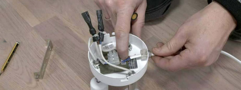 Indmaden af en loftlampe fremvises